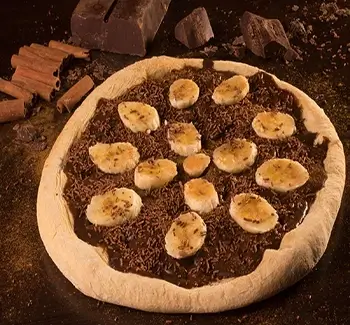 chocolate ao leite, banana fatiada, e leite condensado
