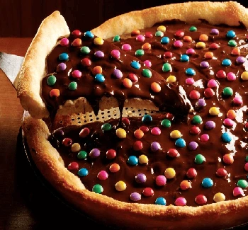 chocolate ao leite e confetes coloridos