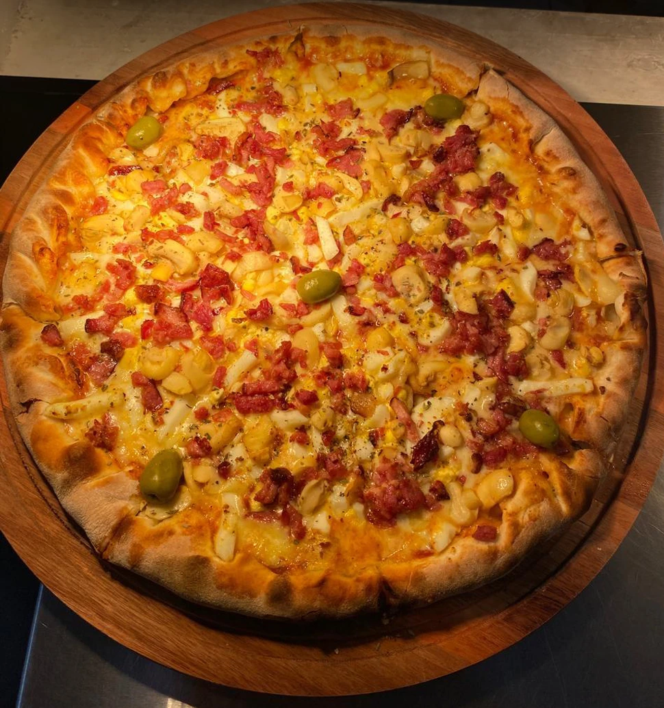 frango temperado, palmito, champignon, ervilha, ovos, bacon, e mussarela