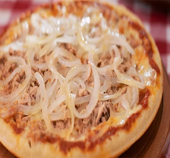 atum em pedaços e cebola