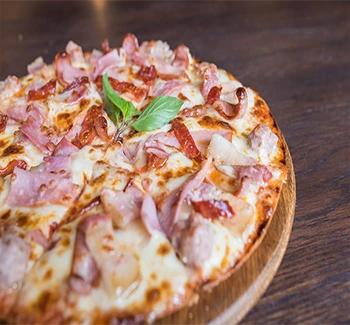 peitu de peru,, cebola, mussarela, catupiri, parmesao, e bacon