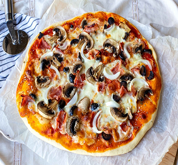 mussarela, aliche, tomate, e parmesao