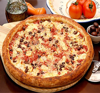 calabresa moida, cebola, e mussarela