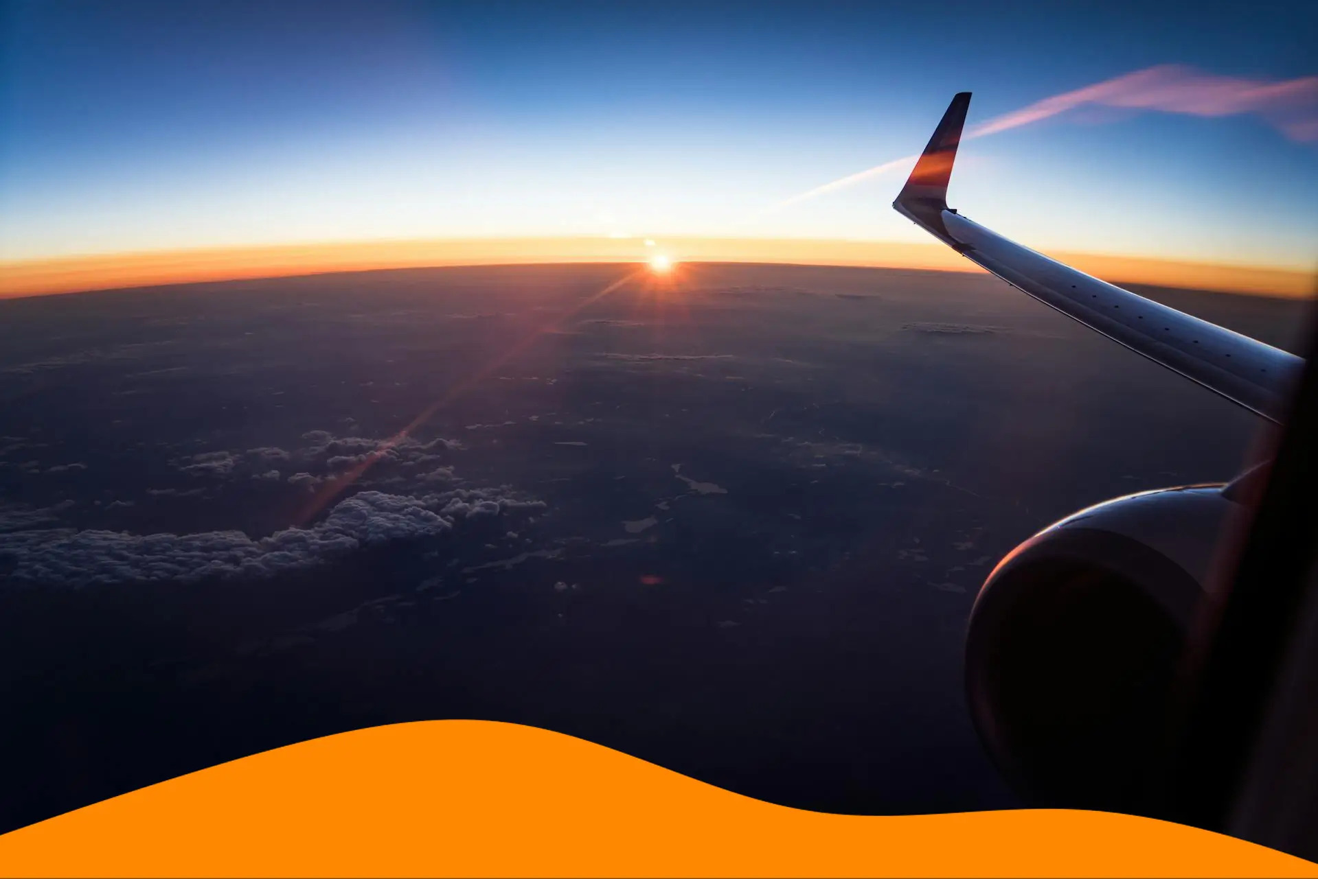 imagem de um avião em um por do sol
